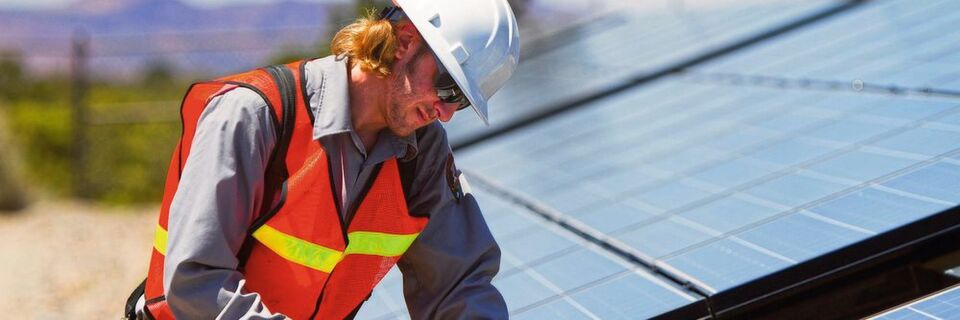 10,97 Mio. Menschen arbeiteten 2018 im Industriezweig Erneuerbaren Energien – so viel wie nie zuvor. 10,97 Mio. Menschen arbeiteten 2018 im Industriezweig Erneuerbaren Energien – so viel wie nie zuvor.