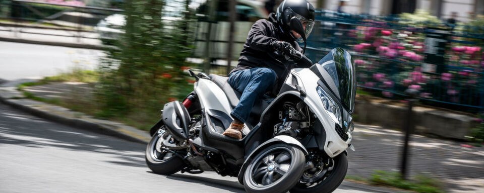 Der Piaggio MP3 300 hpe soll insbesondere jüngere und (fahr)aktivere Menschen auf die Seite der Neigetechnik-Scooter ziehen. Der Piaggio MP3 300 hpe soll insbesondere jüngere und (fahr)aktivere Menschen auf die Seite der Neigetechnik-Scooter ziehen.