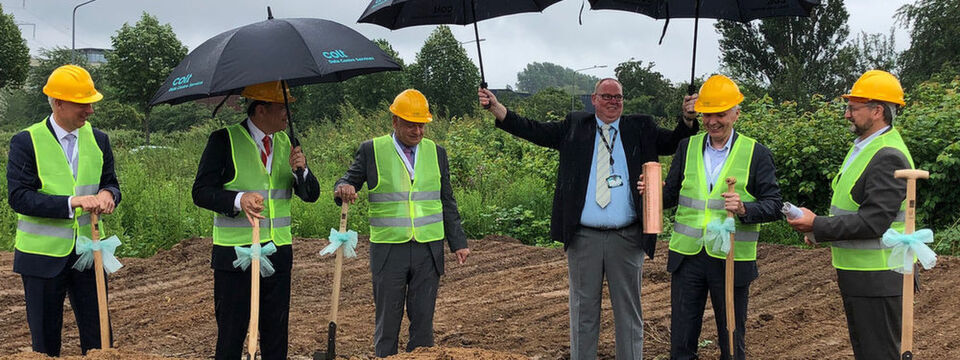 Die Grundsteinlegung für das Rechenzentrum von Colt DCS in Frankfurt-Sossenheim erfolgte bei echtem Sauwetter. Trotzdem war die Simmung gut - (v.l.) David Goth (Colt DCS), Oliver Schwebel, Frankfurter Wirtschaftsförderung GmbH, Reinhard Fröhlich (IHK Frankfurt a. M.) Detlef Spang (CEO Colt DCS) und Norbert Loch (Director – MEP bei TTSP HWP) Die Grundsteinlegung für das Rechenzentrum von Colt DCS in Frankfurt-Sossenheim erfolgte bei echtem Sauwetter. Trotzdem war die Simmung gut - (v.l.) David Goth (Colt DCS), Oliver Schwebel, Frankfurter Wirtschaftsförderung GmbH, Reinhard Fröhlich (IHK Frankfurt a. M.) Detlef Spang (CEO Colt DCS) und Norbert Loch (Director – MEP bei TTSP HWP)
