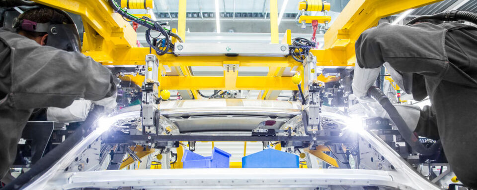Handarbeit und Automatisierung: Im BMW-Werk Unterhollerau entstehen die Karosserien für den Rolls Royce Cullinan. Handarbeit und Automatisierung: Im BMW-Werk Unterhollerau entstehen die Karosserien für den Rolls Royce Cullinan.
