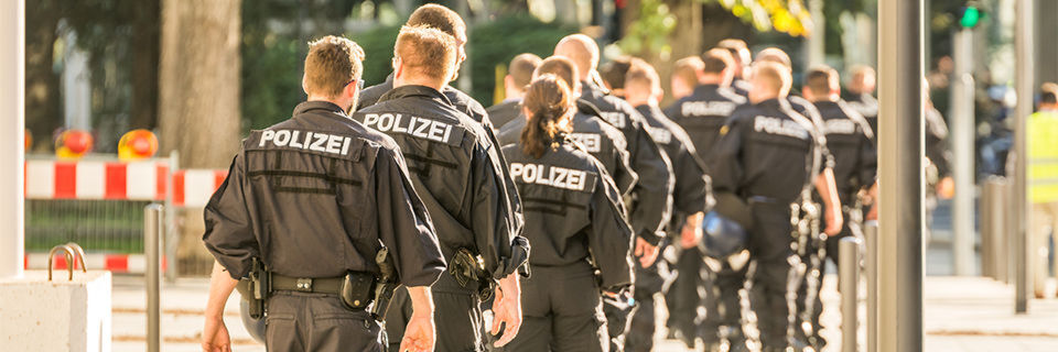 Hochsichere Speicherung unabdingbar: bei Polizeieinsätzen aufgenommene Videodaten. Hochsichere Speicherung unabdingbar: bei Polizeieinsätzen aufgenommene Videodaten.
