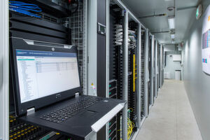 Der große Durchblick: Im Inneren eines RDCCs (Rittal Datacenter Container), eines containerisierten Edge-Datencenter von Rittal, beim Stahl-Giganten Thyssenkrupp AG Der große Durchblick: Im Inneren eines RDCCs (Rittal Datacenter Container), eines containerisierten Edge-Datencenter von Rittal, beim Stahl-Giganten Thyssenkrupp AG