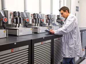 Im Jahr 2011 entsteht ein neues Labor zum Testen von Lithium-Ionen-Batterien und -Modulen. Im Jahr 2011 entsteht ein neues Labor zum Testen von Lithium-Ionen-Batterien und -Modulen.