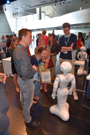Das kindliche Aussehen von Pepper sorgt generell für Interesse und weckt Neugier. Bei vielen Umgebungsgeräuschen und hallender Akkustik fällt es ihm aber bisweilen schwer, den richtigen Ansprechpartner korrekt zu identifizieren. Das kindliche Aussehen von Pepper sorgt generell für Interesse und weckt Neugier. Bei vielen Umgebungsgeräuschen und hallender Akkustik fällt es ihm aber bisweilen schwer, den richtigen Ansprechpartner korrekt zu identifizieren.