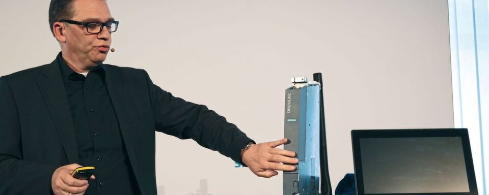 Uwe Ruttkamp, Leiter Machine Tool Systems des Siemens-Bereichs Digital
Industries, präsentiert die neue Werkzeugmaschinensteuerung Sinumerik One,
die es zum Einbau in den Schaltschrank und als PC-Panel-Version gibt. Uwe Ruttkamp, Leiter Machine Tool Systems des Siemens-Bereichs Digital
Industries, präsentiert die neue Werkzeugmaschinensteuerung Sinumerik One,
die es zum Einbau in den Schaltschrank und als PC-Panel-Version gibt.
