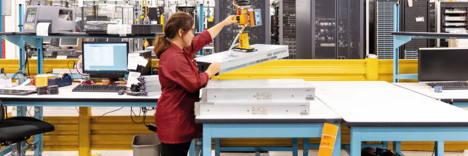Am HPE-Refurbishing-Standort Andover werden ausgemusterte Server in ihre Bestandteile zerlegt und die Komponenten nach Möglichkeit erneut verwendet. Am HPE-Refurbishing-Standort Andover werden ausgemusterte Server in ihre Bestandteile zerlegt und die Komponenten nach Möglichkeit erneut verwendet.