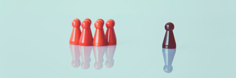 Negative Buyer-Personas, auch Anti-Personas genannt, sind das Gegenteil der klassischen positiven Buyer-Personas und stellen die Personen dar, die man nicht gerne als Kunden hat. Negative Buyer-Personas, auch Anti-Personas genannt, sind das Gegenteil der klassischen positiven Buyer-Personas und stellen die Personen dar, die man nicht gerne als Kunden hat.