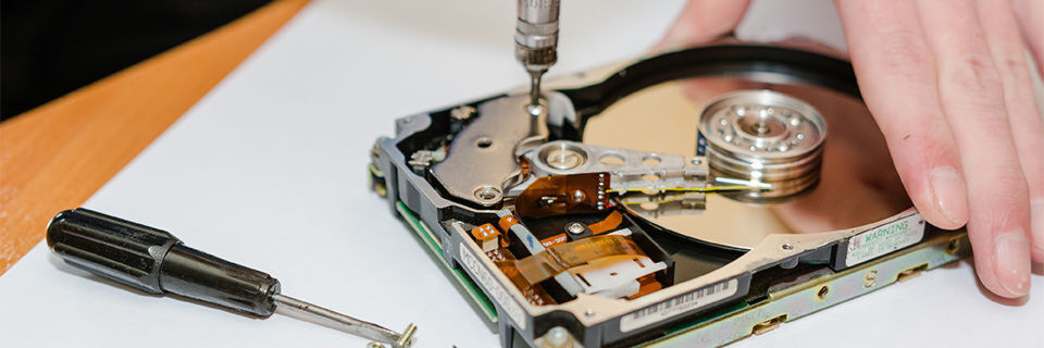 Nur keine Scheu – für die hier vorgeschlagenen HDD- und SSD-Untersuchungen benötigt man keinen Schraubendreher. Nur keine Scheu – für die hier vorgeschlagenen HDD- und SSD-Untersuchungen benötigt man keinen Schraubendreher.