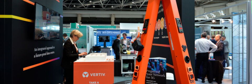 Bei Vertiv spielt die Farbe Orange eine prägende Rolle. Bei Vertiv spielt die Farbe Orange eine prägende Rolle.