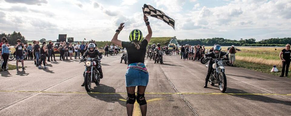Auf dem Gelände, auf dem auch das bekannte Melt-Festival stattfindet, soll für alle Teilnehmerinnen eine „once in a lifetime experience“ geschaffen werden. Auf dem Gelände, auf dem auch das bekannte Melt-Festival stattfindet, soll für alle Teilnehmerinnen eine „once in a lifetime experience“ geschaffen werden.