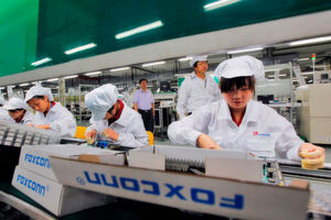 Chinesische Mitarbeiter des Apple-Zulieferers Foxconn arbeiten im Lunghua-Werk. Technologiekonzerne wie Apple und Microsoft wollen ihre in China gefertigten Produkte einem Medienbericht zufolge vor einer neuen Runde geplanter US-Zölle schützen. Die Unternehmen hätten schriftlich bei der Regierung von US-Präsident Trump um eine Ausnahme gebeten, berichtete der US-Sender CNN. Chinesische Mitarbeiter des Apple-Zulieferers Foxconn arbeiten im Lunghua-Werk. Technologiekonzerne wie Apple und Microsoft wollen ihre in China gefertigten Produkte einem Medienbericht zufolge vor einer neuen Runde geplanter US-Zölle schützen. Die Unternehmen hätten schriftlich bei der Regierung von US-Präsident Trump um eine Ausnahme gebeten, berichtete der US-Sender CNN.