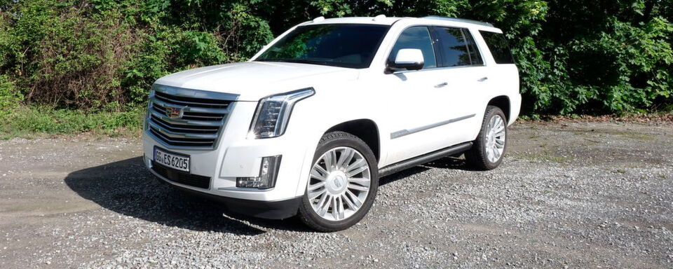 Der Cadillac Escalade ist der Inbegriff eines amerikanischen SUVs: groß, kraftvoll und luxuriös. Der Cadillac Escalade ist der Inbegriff eines amerikanischen SUVs: groß, kraftvoll und luxuriös.