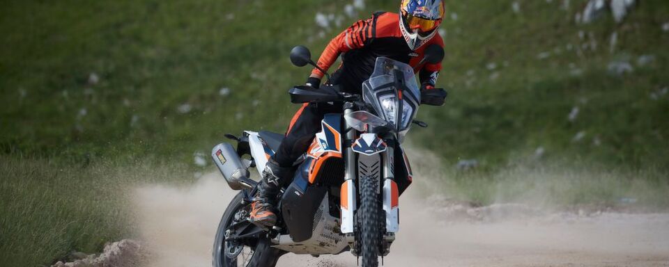 Hauptsächliches Plus der KTM 790 Adventure R Rally ist ein Fahrwerk mit Wettbewerbskomponenten. Hauptsächliches Plus der KTM 790 Adventure R Rally ist ein Fahrwerk mit Wettbewerbskomponenten.