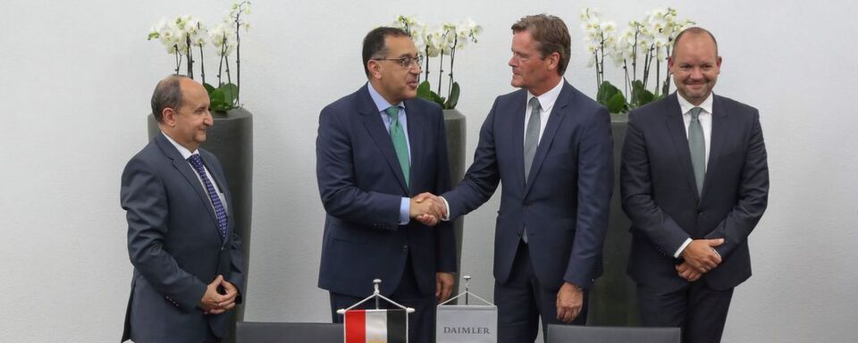 Mercedes-Benz Cars hat gemeinsam mit der ägyptischen Regierung eine Absichtserklärung für eine lokale Montage von Mercedes-Benz Pkw in Ägypten unterzeichnet. Mercedes-Benz Cars hat gemeinsam mit der ägyptischen Regierung eine Absichtserklärung für eine lokale Montage von Mercedes-Benz Pkw in Ägypten unterzeichnet.