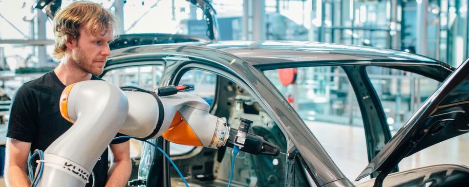 In der Gläsernen Manufaktur in Dresden fertigt Volkswagen nicht nur Fahrzeuge. Ein neues IT-Entwicklungszentrum soll von dort die konzerneigene Industrie-Cloud weiterentwickeln. In der Gläsernen Manufaktur in Dresden fertigt Volkswagen nicht nur Fahrzeuge. Ein neues IT-Entwicklungszentrum soll von dort die konzerneigene Industrie-Cloud weiterentwickeln.