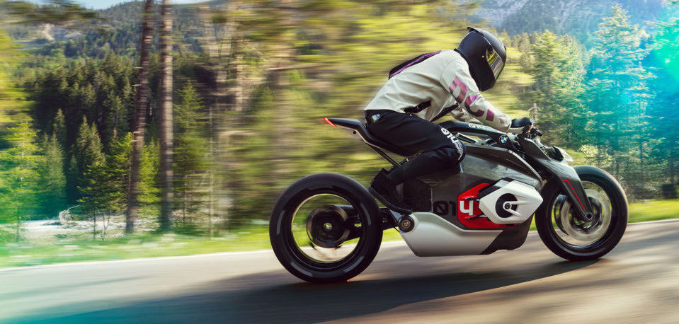 BMW hält optisch am Boxermotor fest, obwohl an der Stelle, an der beim Verbrenner-Motorrad der Motor sitzt, nunmehr der Akku platziert ist. BMW hält optisch am Boxermotor fest, obwohl an der Stelle, an der beim Verbrenner-Motorrad der Motor sitzt, nunmehr der Akku platziert ist.