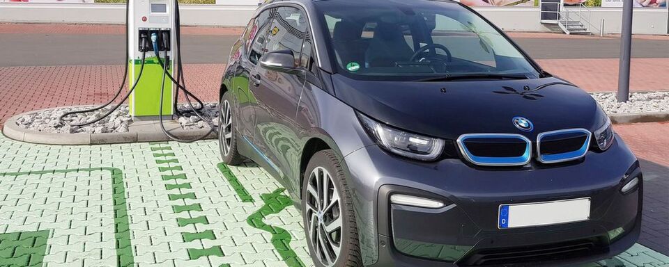 Beim ersten Treffen von Vertretern des Bundes und der Automobilindustrie stand der Ausbau der Ladeinfrastruktur im Fokus. Beim ersten Treffen von Vertretern des Bundes und der Automobilindustrie stand der Ausbau der Ladeinfrastruktur im Fokus.