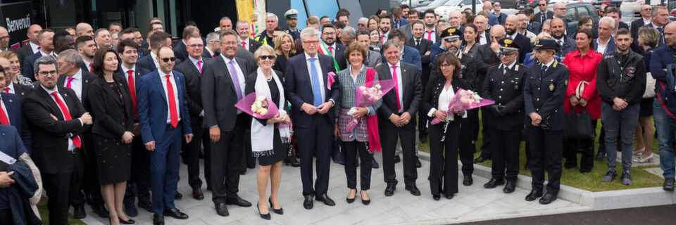 Prof. Dr. Friedhelm Loh, Inhaber und Vorstandsvorsitzender der Friedhelm Loh Group (Mitte), seine Frau Debora Loh (links neben ihm), Dr. Karl-Ulrich Köhler, CEO Rittal International (links), sein Frau Gabriele Köhler (rechts neben Prof. Loh) sowie Marco Villa, CEO von Rittal Italien (rechts) und seine Frau Raffaella Villa (rechts neben ihm) eröffnen den neuen Rittal und Eplan Standort in Italien. Prof. Dr. Friedhelm Loh, Inhaber und Vorstandsvorsitzender der Friedhelm Loh Group (Mitte), seine Frau Debora Loh (links neben ihm), Dr. Karl-Ulrich Köhler, CEO Rittal International (links), sein Frau Gabriele Köhler (rechts neben Prof. Loh) sowie Marco Villa, CEO von Rittal Italien (rechts) und seine Frau Raffaella Villa (rechts neben ihm) eröffnen den neuen Rittal und Eplan Standort in Italien.