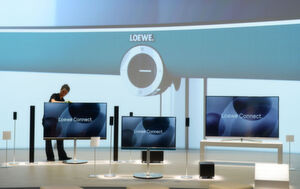 Loewe-Fernsehgeräte werden bei der Elektronikmesse IFA in Berlin auf dem Stand des Unternehmens gereinigt. Nach der drohenden Insolvenz 2014 wollte das fränkische Unternehmen neu durchstarten und mit „Qualität Made in Germany“ Kunden zum Kauf von luxuriösen High-End-TVs überzeugen. Nun ist die Zukunft der verbliebenen 400 Mitarbeiter erneut ungewiss. Loewe-Fernsehgeräte werden bei der Elektronikmesse IFA in Berlin auf dem Stand des Unternehmens gereinigt. Nach der drohenden Insolvenz 2014 wollte das fränkische Unternehmen neu durchstarten und mit „Qualität Made in Germany“ Kunden zum Kauf von luxuriösen High-End-TVs überzeugen. Nun ist die Zukunft der verbliebenen 400 Mitarbeiter erneut ungewiss.