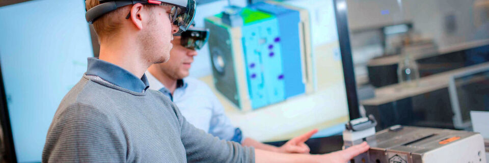Mitarbeiter und Kunden erhalten Daten benutzerspezifisch aufbereitet etwa per Augmented Reality. Fehlleistungen durch falsche Interpretation beziehungsweise Folgefehler lassen sich auf diese Weise auf ein Minimum reduzieren. Mitarbeiter und Kunden erhalten Daten benutzerspezifisch aufbereitet etwa per Augmented Reality. Fehlleistungen durch falsche Interpretation beziehungsweise Folgefehler lassen sich auf diese Weise auf ein Minimum reduzieren.