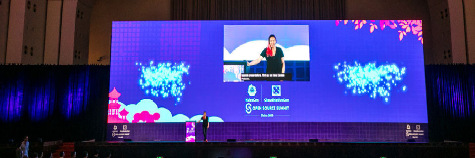 Die Co-Vorsitzenden der Konferenz Vicki Cheung, Engineering Manager bei Lyft, begrüßte am Montag die Teilnehmer. Die Co-Vorsitzenden der Konferenz Vicki Cheung, Engineering Manager bei Lyft, begrüßte am Montag die Teilnehmer.