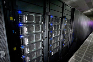 „Roadrunner", von IBM gebaut, war der erste Supercomputer, der aus bereits im Markt verfügbarer Commodity-Off-the-Shelf (COTS)-Technik bestand. „Roadrunner", von IBM gebaut, war der erste Supercomputer, der aus bereits im Markt verfügbarer Commodity-Off-the-Shelf (COTS)-Technik bestand.