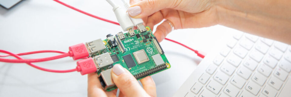 Der Raspberry Pi 4 ist laut Hersteller deutlich schneller geworden. Er ist nun mit bis zu vier GB RAM erhältlich, unterstützt AC-WLAN sowie Bluetooth 5.0 und bietet eine GBit-LAN-Schnittstelle. Der Raspberry Pi 4 ist laut Hersteller deutlich schneller geworden. Er ist nun mit bis zu vier GB RAM erhältlich, unterstützt AC-WLAN sowie Bluetooth 5.0 und bietet eine GBit-LAN-Schnittstelle.