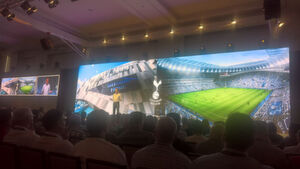 Komplett interaktiv und vernetzt: Das neue Stadion von Tottenham Hotspur in London. Im Vordergrund Aruba-CEO Keerti Melkote. Komplett interaktiv und vernetzt: Das neue Stadion von Tottenham Hotspur in London. Im Vordergrund Aruba-CEO Keerti Melkote.