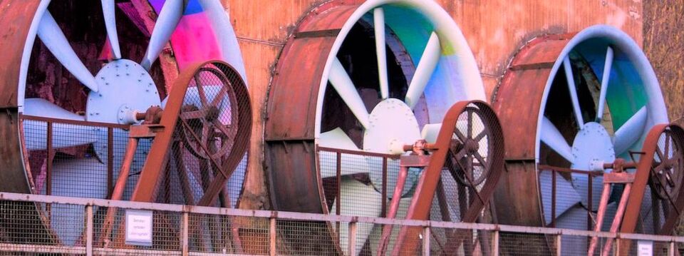 Eine Warmwasserkühlung mit einer Vorlauftemperatur von 40 °C kühlt energieeffizienter als andere Systeme. Was in wissenschaftlich betriebenen Rechenzentren allmählich Schule macht, sollte auch ein Konzept für den allgemeinen Einsatz sein. Eine Warmwasserkühlung mit einer Vorlauftemperatur von 40 °C kühlt energieeffizienter als andere Systeme. Was in wissenschaftlich betriebenen Rechenzentren allmählich Schule macht, sollte auch ein Konzept für den allgemeinen Einsatz sein.
