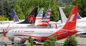 Dutzende von geparkten Boeing 737 MAX-Flugzeugen drängen sich auf einer Abstellfläche. Die Flug- und Startverbote für Maschinen des Typs Boeing 737 MAX dauern weiterhin an. Zu den bereits bekannten Problemen wurde nun ein neues Softwareproblem gefunden, das ebenfalls die Nase des Flugzeugs automatisch nach unten drücken könnte. Dutzende von geparkten Boeing 737 MAX-Flugzeugen drängen sich auf einer Abstellfläche. Die Flug- und Startverbote für Maschinen des Typs Boeing 737 MAX dauern weiterhin an. Zu den bereits bekannten Problemen wurde nun ein neues Softwareproblem gefunden, das ebenfalls die Nase des Flugzeugs automatisch nach unten drücken könnte.