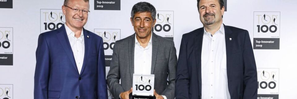 BGS Geschäftsführer, Dr. Andreas Ostrowicki (l) und Stefan Semmel, Leiter Prozesse und Technik, nahmen die Auszeichnung von Top-100-Mentor, Ranga Yogeshwar, entgegen. BGS Geschäftsführer, Dr. Andreas Ostrowicki (l) und Stefan Semmel, Leiter Prozesse und Technik, nahmen die Auszeichnung von Top-100-Mentor, Ranga Yogeshwar, entgegen.
