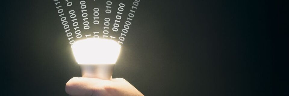 Hinter Li-Fi steckt eine Technologie, die es erlaubt, eingebettete Daten mithilfe von speziell entwickelten LED-Glühbirnen mit Signalverarbeitungstechnologie durch einen Lichtstrahl mit ultrahoher Geschwindigkeit an einen Fotodetektor zu senden. Hinter Li-Fi steckt eine Technologie, die es erlaubt, eingebettete Daten mithilfe von speziell entwickelten LED-Glühbirnen mit Signalverarbeitungstechnologie durch einen Lichtstrahl mit ultrahoher Geschwindigkeit an einen Fotodetektor zu senden.