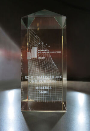 Mit guten Ideen glänzen: Diese Trophäe ging 2019 an die Menerga GmbH aus Mülheim an der Ruhr für ein innovatives Umluftkühlgerät für Rechenzentren mit Verdunstungskühlung und Adsorptionskältemodulen. Mit guten Ideen glänzen: Diese Trophäe ging 2019 an die Menerga GmbH aus Mülheim an der Ruhr für ein innovatives Umluftkühlgerät für Rechenzentren mit Verdunstungskühlung und Adsorptionskältemodulen.