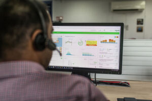 Über die Schultern geschaut: Cloud-basierte DCIM-Lösungen für das Infrastruktur-Monitoring wie EcoStruxure IT von Schneider Electric können zu einem kosteneffizienten Betrieb von Edge-Rechenzentren beitragen. Über die Schultern geschaut: Cloud-basierte DCIM-Lösungen für das Infrastruktur-Monitoring wie EcoStruxure IT von Schneider Electric können zu einem kosteneffizienten Betrieb von Edge-Rechenzentren beitragen.
