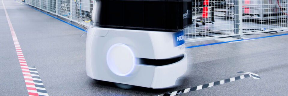 Seit die Roboter im Nokia-Werk in Oulu via LTE verbunden sind, ist die Effektivität der Material-Logistikprozesse um 30 Prozent gestiegen. Seit die Roboter im Nokia-Werk in Oulu via LTE verbunden sind, ist die Effektivität der Material-Logistikprozesse um 30 Prozent gestiegen.