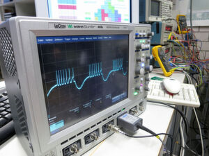 Mit Spannung erwartet: So manifestiert sich ein spitzendes elektronisches BrainScaleS-Neuron auf einem Oszilloskop Mit Spannung erwartet: So manifestiert sich ein spitzendes elektronisches BrainScaleS-Neuron auf einem Oszilloskop