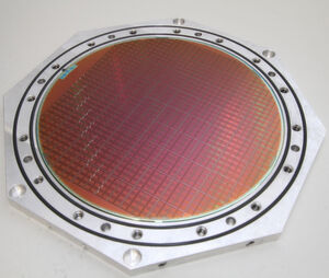 Auf den Punkt gebracht: Dieser 20 Zentimeter große „Brainscale S“-Wafer, hier sichtbar in seiner Halterung vor dem Post-Processing, bringt es auf 196.608 Punktneuronen und 44.040.192 Synapsen. Auf den Punkt gebracht: Dieser 20 Zentimeter große „Brainscale S“-Wafer, hier sichtbar in seiner Halterung vor dem Post-Processing, bringt es auf 196.608 Punktneuronen und 44.040.192 Synapsen.