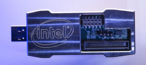 Miniaturisierung: „Intel Kapoho Bay“, ein portables System auf der Basis des neuromorphen Chips „Loihi“ von Intel, passt in das Gehäuse eines USB-Sticks. Intel Loihi kann beispielsweise die Eingabe aus Kameras verarbeiten. Miniaturisierung: „Intel Kapoho Bay“, ein portables System auf der Basis des neuromorphen Chips „Loihi“ von Intel, passt in das Gehäuse eines USB-Sticks. Intel Loihi kann beispielsweise die Eingabe aus Kameras verarbeiten.