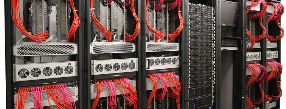 Der rote Faden: Abgebildet ist das neuromorphe Rechnersystem aus Heidelberg „Brainscale S“, ausgelegt für 20 Wafer-Module, 3.932.160 Neuronen und 880.803.840 Synapsen . Der rote Faden: Abgebildet ist das neuromorphe Rechnersystem aus Heidelberg „Brainscale S“, ausgelegt für 20 Wafer-Module, 3.932.160 Neuronen und 880.803.840 Synapsen .