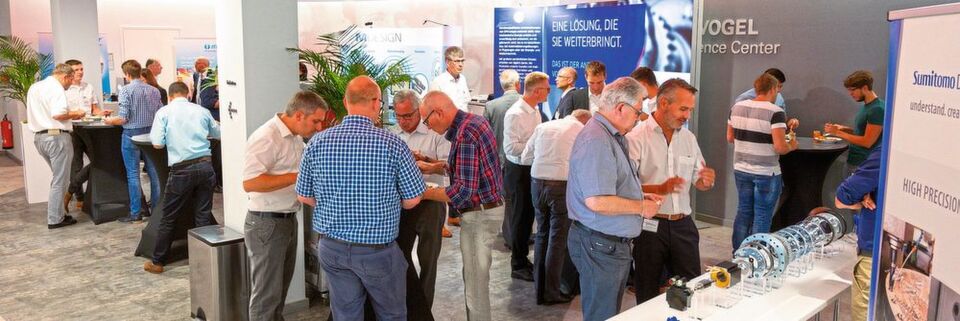 Getriebe im Antriebsstrang industrieller Maschinen und Anlagen standen im Mittelpunkt des 1. Anwendertreffs Industriegetriebe. Zwischen den Teilnehmern, Referenten und Ausstellern herrschte reger Austausch. Getriebe im Antriebsstrang industrieller Maschinen und Anlagen standen im Mittelpunkt des 1. Anwendertreffs Industriegetriebe. Zwischen den Teilnehmern, Referenten und Ausstellern herrschte reger Austausch.