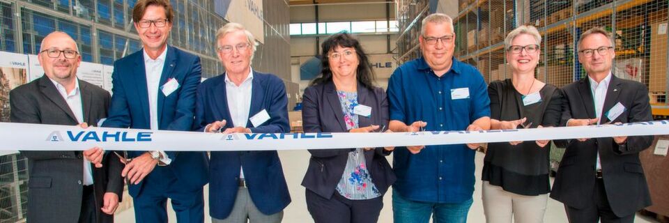 Einweihung des AKL: (v. l.) Mirko Becker, Projektleiter Jungheinrich, Achim Dries, CEO von Vahle, Joachim Krieger, Beiratsvorsitzender beiGroup, Elke Kappen, Bürgermeisterin von Kamen, Uwe Dieckmann, stellvertretender Betriebsratsvorsitzender bei Vahle, Kathrin Bacht, Gesellschafterin bei Vahle und Rüdiger Kuhn, Leiter Logistik bei Vahle. Einweihung des AKL: (v. l.) Mirko Becker, Projektleiter Jungheinrich, Achim Dries, CEO von Vahle, Joachim Krieger, Beiratsvorsitzender beiGroup, Elke Kappen, Bürgermeisterin von Kamen, Uwe Dieckmann, stellvertretender Betriebsratsvorsitzender bei Vahle, Kathrin Bacht, Gesellschafterin bei Vahle und Rüdiger Kuhn, Leiter Logistik bei Vahle.