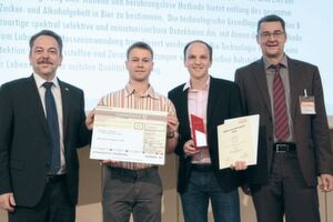 Der AMA Innovationspreis 2019 ging an die Senorics GmbH. Bei der Preisübergabe waren dabei (v.l.): Peter Krause, First Sensor AG, Dr. Robert Brückner, Dr. Ronny Timmreck, Senorics GmbH, Prof. Andreas Schütze, Universität Saarland. Der AMA Innovationspreis 2019 ging an die Senorics GmbH. Bei der Preisübergabe waren dabei (v.l.): Peter Krause, First Sensor AG, Dr. Robert Brückner, Dr. Ronny Timmreck, Senorics GmbH, Prof. Andreas Schütze, Universität Saarland.