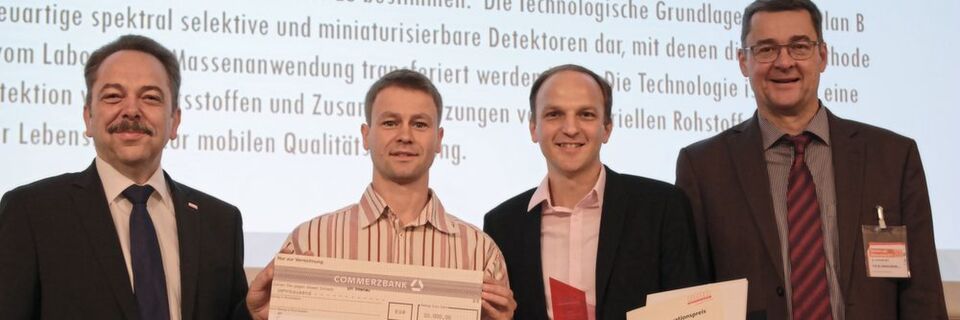 Der AMA Innovationspreis 2019 ging an die Senorics GmbH. Bei der Preisübergabe waren dabei (v.l.): Peter Krause, First Sensor AG, Dr. Robert Brückner, Dr. Ronny Timmreck, Senorics GmbH, Prof. Andreas Schütze, Universität Saarland. Der AMA Innovationspreis 2019 ging an die Senorics GmbH. Bei der Preisübergabe waren dabei (v.l.): Peter Krause, First Sensor AG, Dr. Robert Brückner, Dr. Ronny Timmreck, Senorics GmbH, Prof. Andreas Schütze, Universität Saarland.
