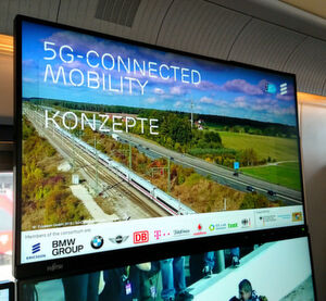 Die 5G-Basisstation am Horizont (mittig oben) versorgt hier gleichzeitig die Autobahn A9 und die benachbarte ICE-Schnelltrasse. Die 5G-Basisstation am Horizont (mittig oben) versorgt hier gleichzeitig die Autobahn A9 und die benachbarte ICE-Schnelltrasse.