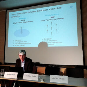Die 5G-TV-Broadcast-Sender des BR funken 60 km weit. Das ist sehr kosteneffizient. Erklärt von Helwin Lesch, Leiter HA Verbreitung und Controlling beim Bayerischen Rundfunk. Die 5G-TV-Broadcast-Sender des BR funken 60 km weit. Das ist sehr kosteneffizient. Erklärt von Helwin Lesch, Leiter HA Verbreitung und Controlling beim Bayerischen Rundfunk.