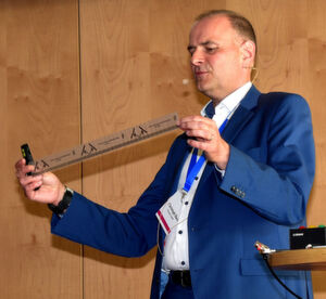 Dr. Christoph Bach, CTO bei Ericsson, zeigt die Antennen-Streifen hier gerade auf dem 5G-Connect-Kongress in Dresden im Mai 2019. Dr. Christoph Bach, CTO bei Ericsson, zeigt die Antennen-Streifen hier gerade auf dem 5G-Connect-Kongress in Dresden im Mai 2019.