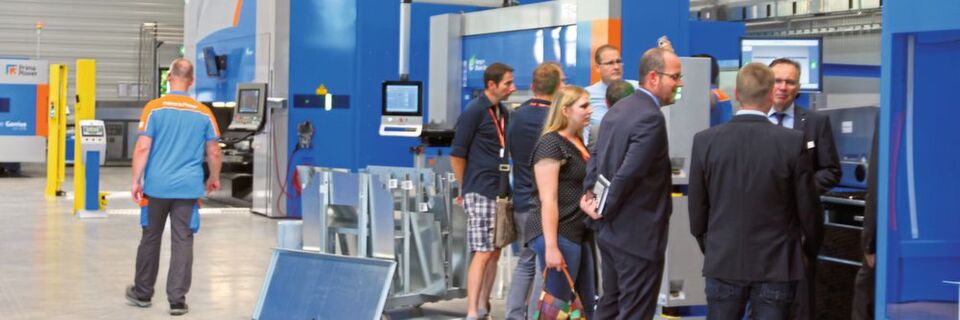 Die automatisierten Blechbearbeitungsmaschinen zogen bei der Hausmesse von Prima Power das Interesse vieler Besucher auf sich. Die automatisierten Blechbearbeitungsmaschinen zogen bei der Hausmesse von Prima Power das Interesse vieler Besucher auf sich.
