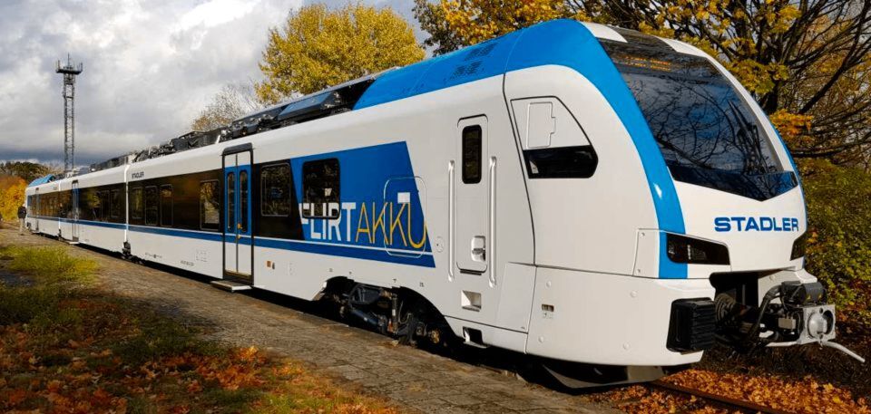 Die zweiteiligen Fahrzeuge des Typs FLIRT Akku bieten insgesamt 198 Fahrgästen Platz, davon 124 auf Sitzplätzen. Die zweiteiligen Fahrzeuge des Typs FLIRT Akku bieten insgesamt 198 Fahrgästen Platz, davon 124 auf Sitzplätzen.