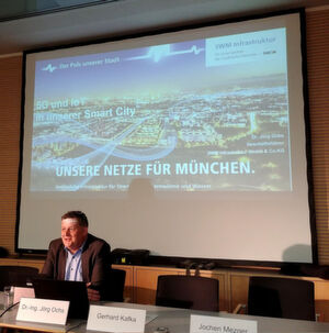 Zu schön um kurzfristig wahr zu werden: 5G-Antennen in allen Münchner Bushaltestellen! Aber wenigstens funken schon mal 1.500 kostenlose WLAN Access Points mit 85.000 WLAN-Sitzungen pro Tag in der Bayernmetropole. Erklärt von Dr. Jörg Ochs, Geschäftsführer SWM Infrastruktur. Zu schön um kurzfristig wahr zu werden: 5G-Antennen in allen Münchner Bushaltestellen! Aber wenigstens funken schon mal 1.500 kostenlose WLAN Access Points mit 85.000 WLAN-Sitzungen pro Tag in der Bayernmetropole. Erklärt von Dr. Jörg Ochs, Geschäftsführer SWM Infrastruktur.