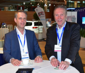 Arjen Kreis, links, Leiter der Automatisierungstechnik Karosseriebau bei Audi, erklärt dem Autor Harald Karcher, rechts, die Gründe für den Einsatz von 5G in der Autoproduktion. Arjen Kreis, links, Leiter der Automatisierungstechnik Karosseriebau bei Audi, erklärt dem Autor Harald Karcher, rechts, die Gründe für den Einsatz von 5G in der Autoproduktion.